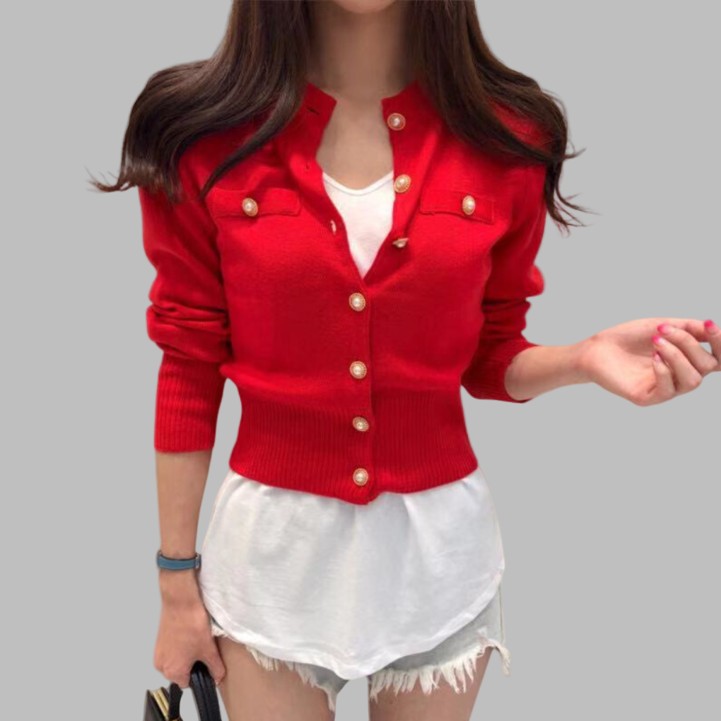 Vrouw in rode cardigan met gouden knopen, witte top en korte broek. Modieuze dameskleding, casual stijl, trendy outfit voor dagelijks gebruik.