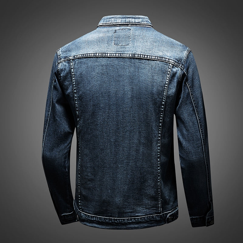 Urban Edge – Klassischer Denim trifft Biker-Attitüde