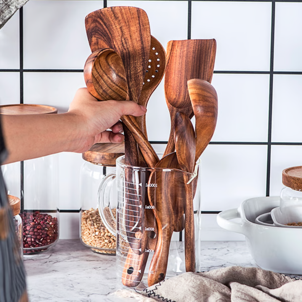 Hochwertige Küchenutensilien aus natürlichem Teakholz