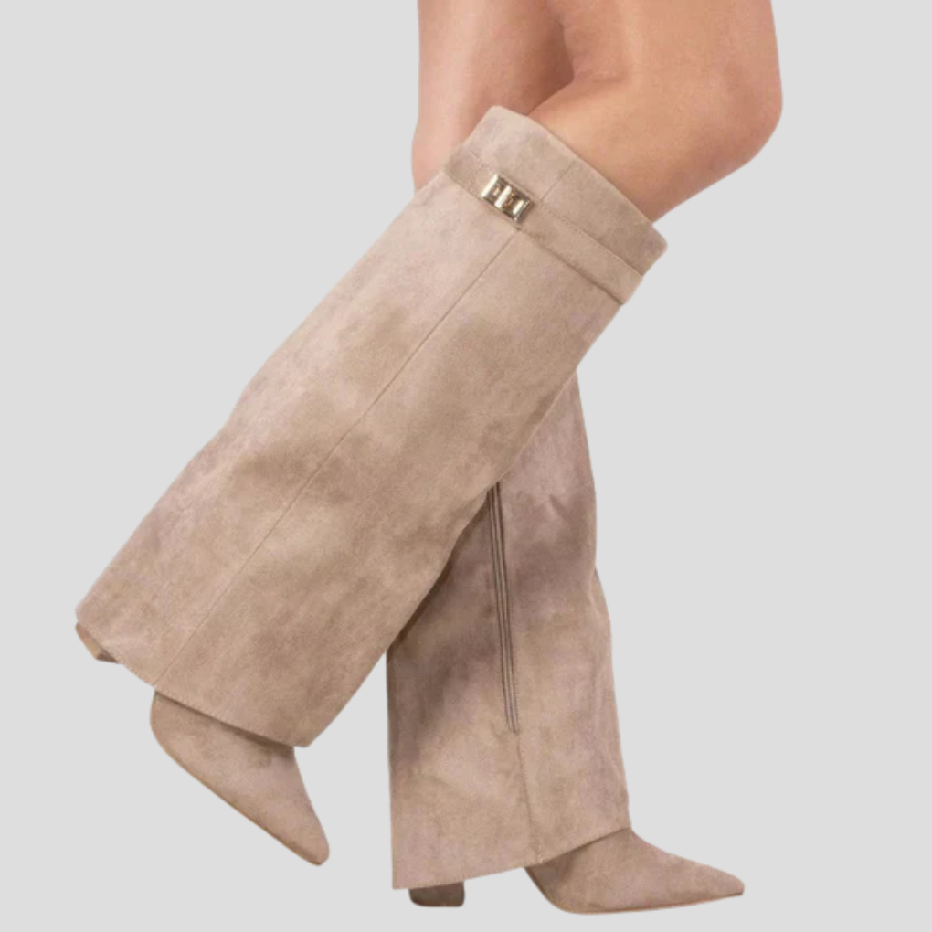 Hohe Stiefel mit Schulterklappe und Blockabsatz