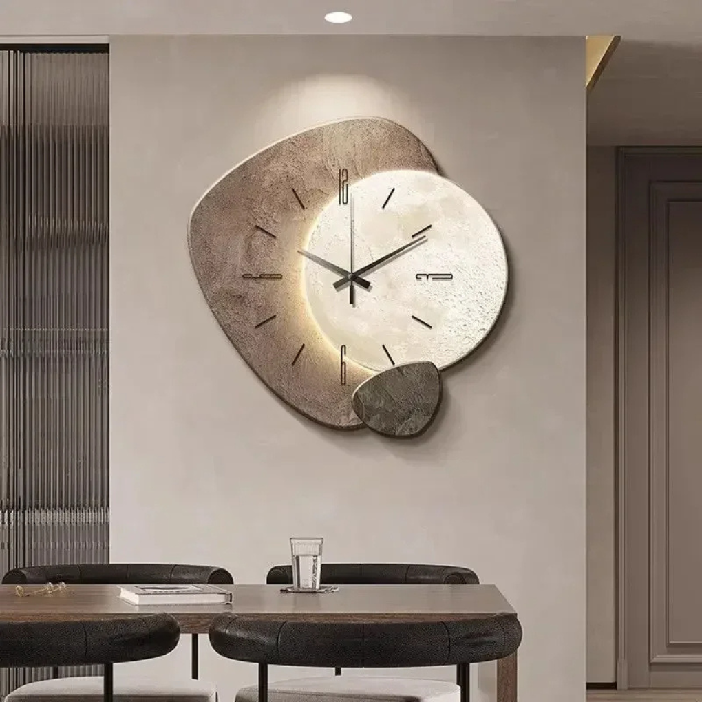 Moderne minimalistische Wanduhr mit Licht