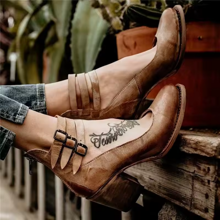 Pumps im Vintage-Stil mit Fesselriemchen und klobigem Absatz