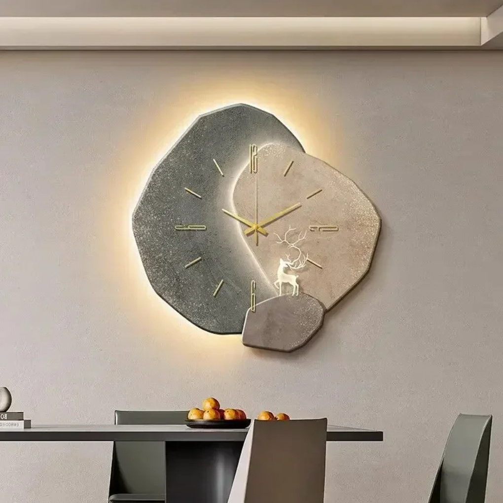 Moderne minimalistische Wanduhr mit Licht