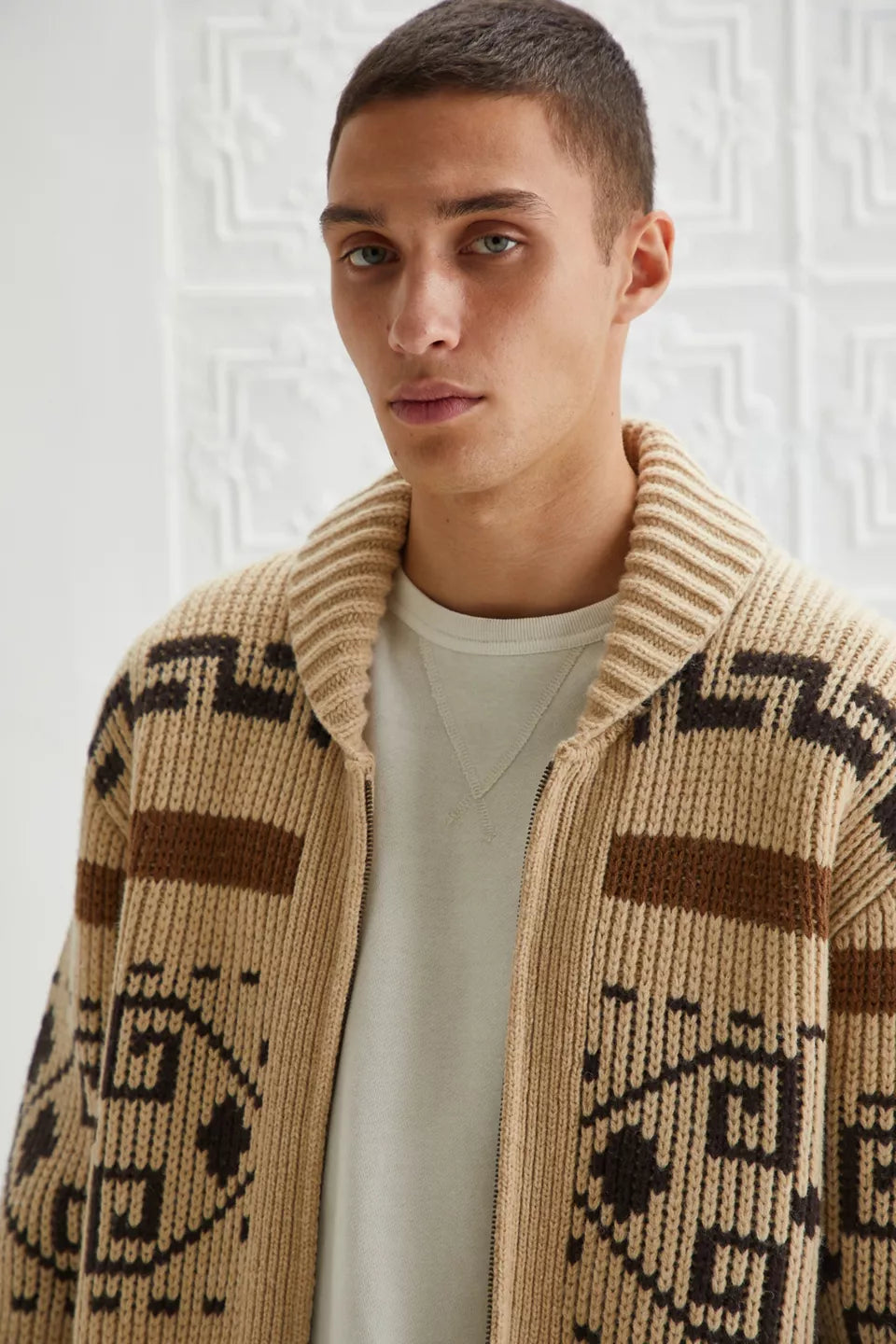 Vintage Strick-Cardigan für Herren mit Reißverschluss. Zeitloser Stil trifft auf modernen Komfort.