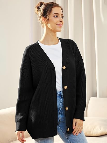 Oversized Damenstrickjacke mit V-Ausschnitt und Knopfleiste