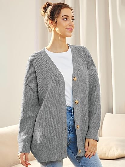 Oversized Damenstrickjacke mit V-Ausschnitt und Knopfleiste