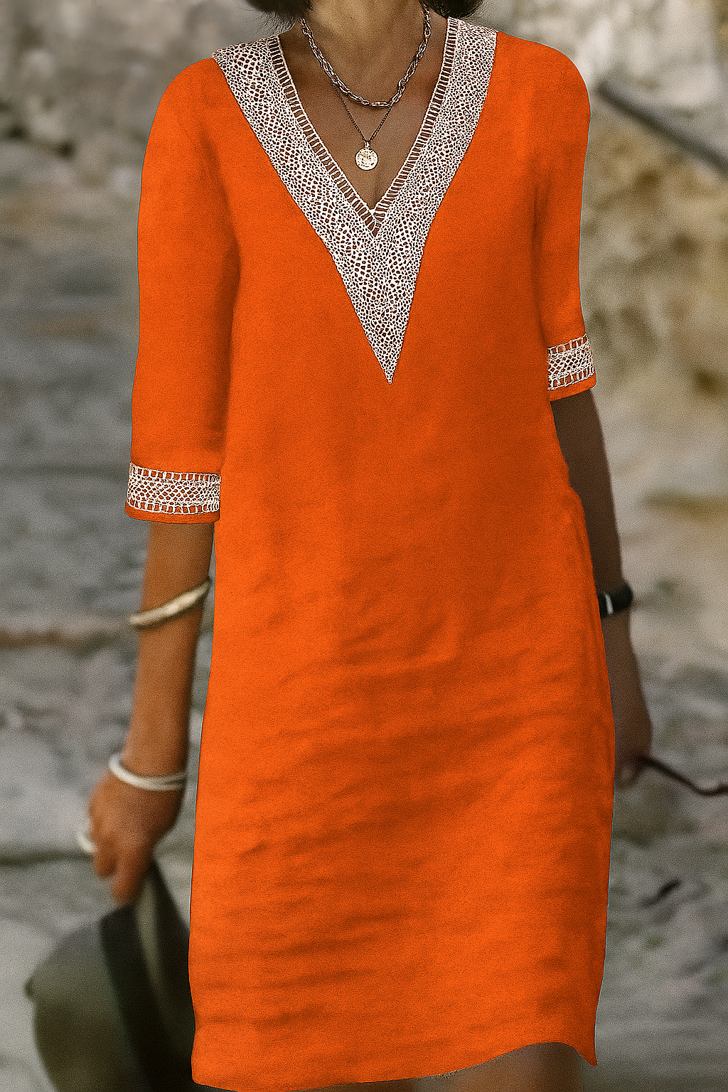 Minikleid aus Baumwoll-Leinen-Mischgewebe mit V-Ausschnitt