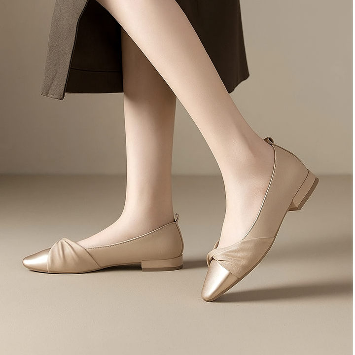 Damenschuhe aus weichem Leder mit niedrigem Absatz und spitzer Spitze