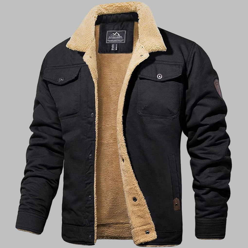 Zwarte heren bomberjack met beige sherpa voering, knoopsluiting en borstzakken. Winterjas, warme kleding, modieuze herenkleding.