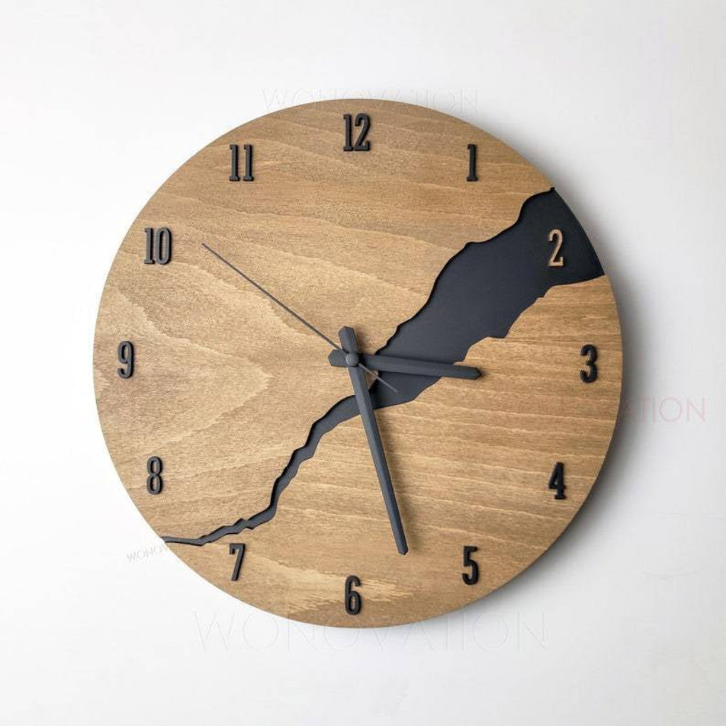 Luxuriöse Wanduhr aus Holz