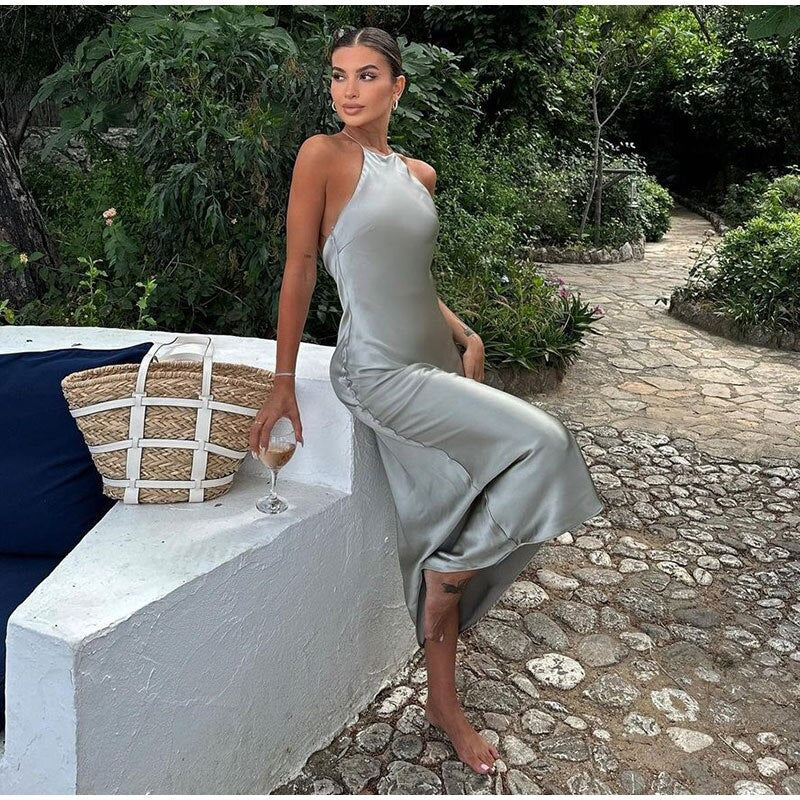 Ärmelloses Maxikleid mit Satin-Gürtel und eleganter Wickeloptik