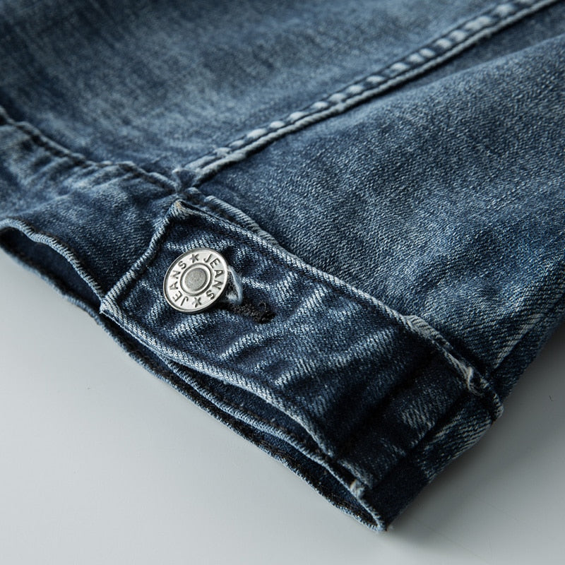 Urban Edge – Klassischer Denim trifft Biker-Attitüde