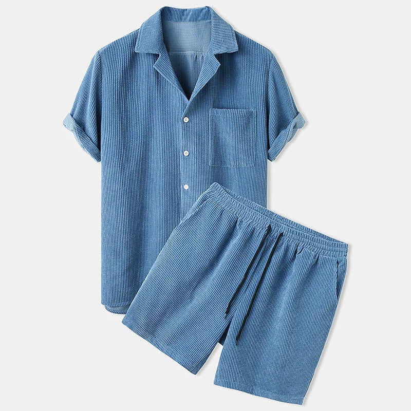 Geripptes Sommerkleidungsset für Herren. Müheloser Stil und Komfort für warme Tage