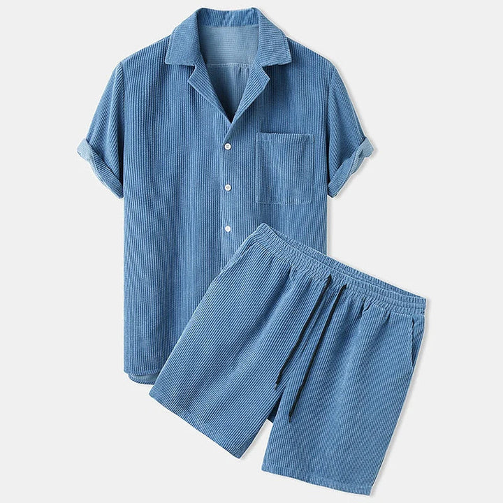 Geripptes Sommerkleidungsset für Herren. Müheloser Stil und Komfort für warme Tage