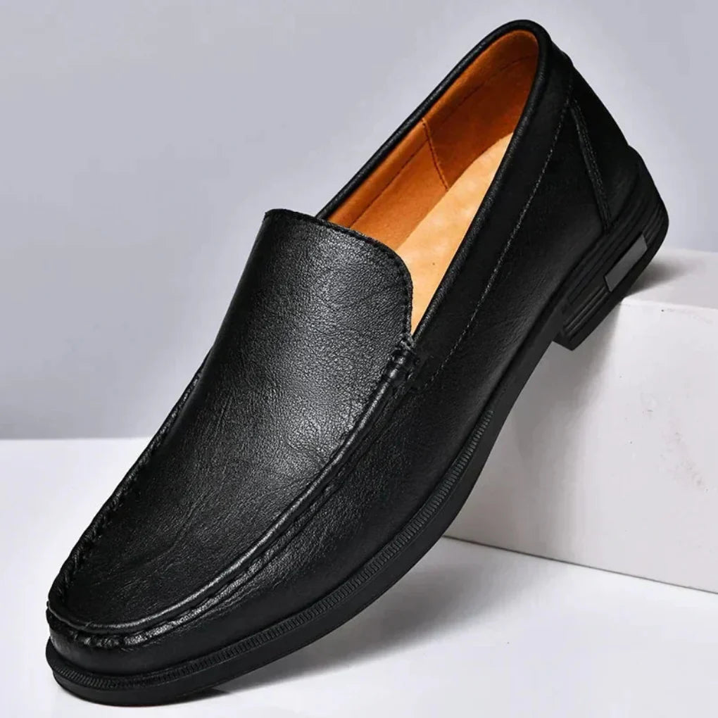 Handgenähte Slip-On-Mokassins aus Leder