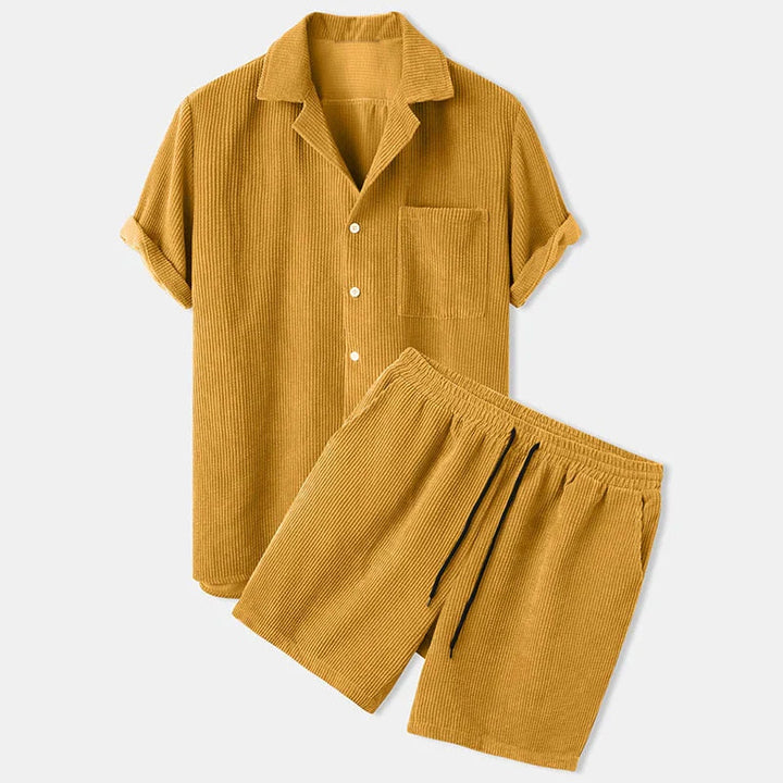 Geripptes Sommerkleidungsset für Herren. Müheloser Stil und Komfort für warme Tage