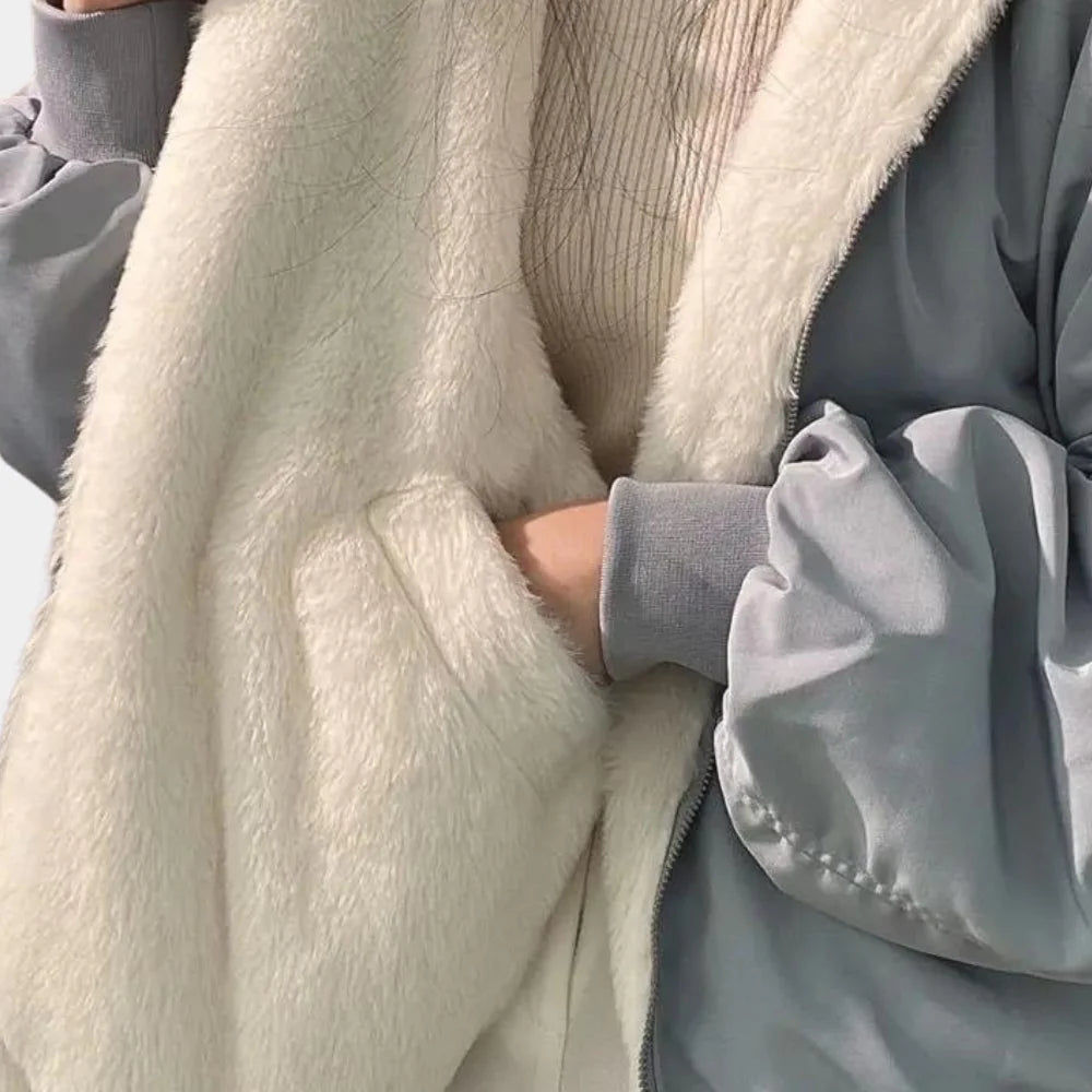 2-in-1-Wintermantel für Damen mit Kapuze. Vielseitige Wärme und Stil für kaltes Wetter.