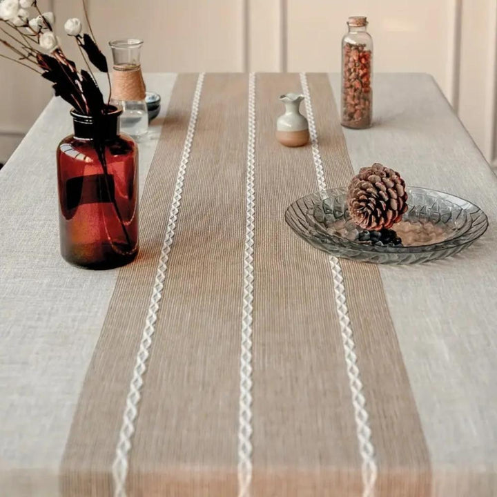 Elegante Tischdecke mit rustikalem Charme