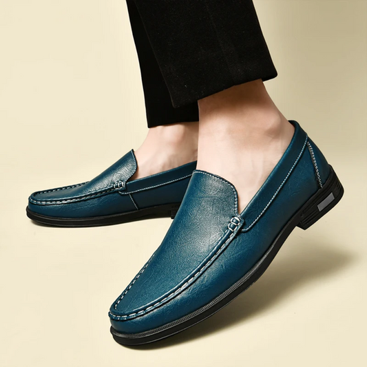 Handgenähte Slip-On-Mokassins aus Leder