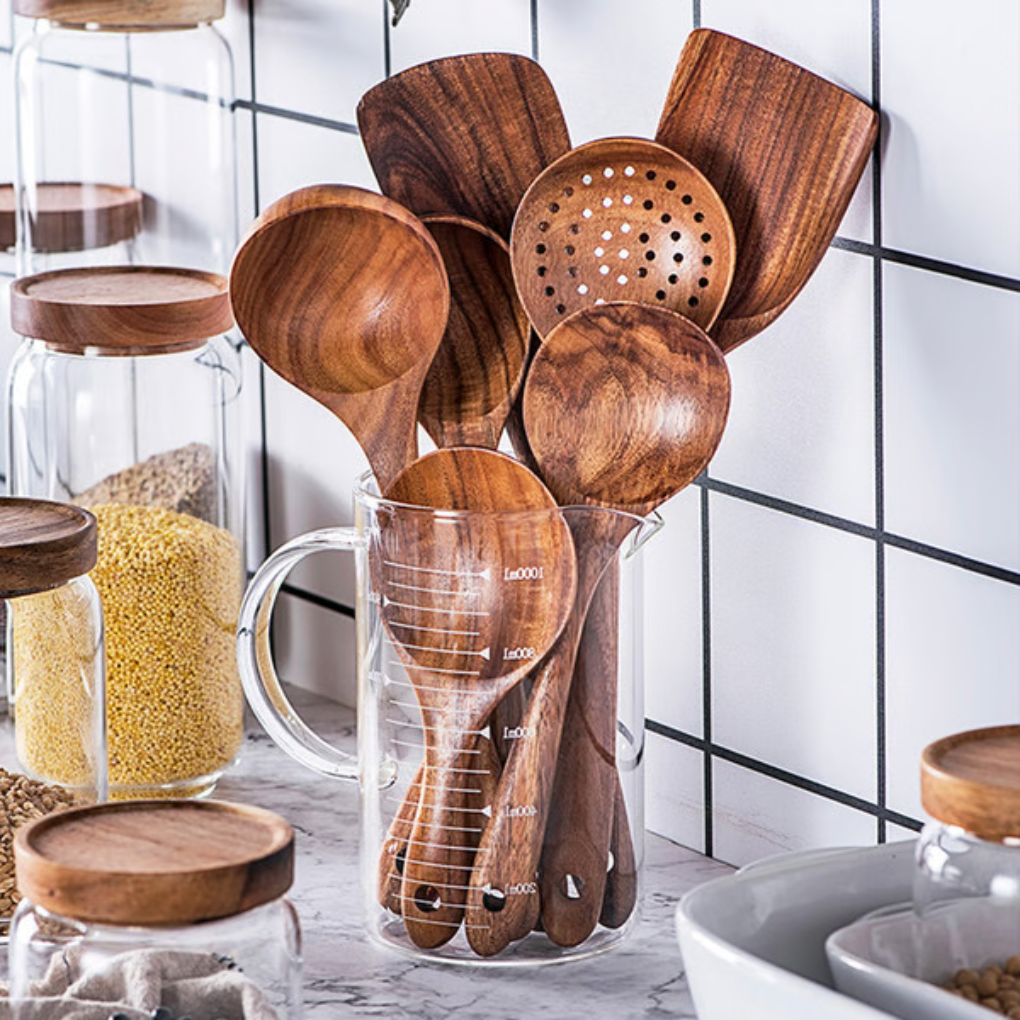 Hochwertige Küchenutensilien aus natürlichem Teakholz