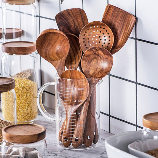 Hochwertige Küchenutensilien aus natürlichem Teakholz
