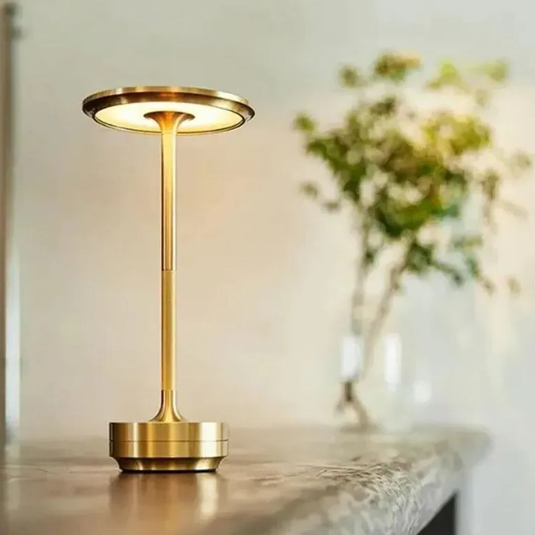 Einfache, kabellose Tischlampe mit Ladefunktion