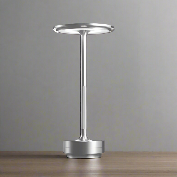 Einfache, kabellose Tischlampe mit Ladefunktion